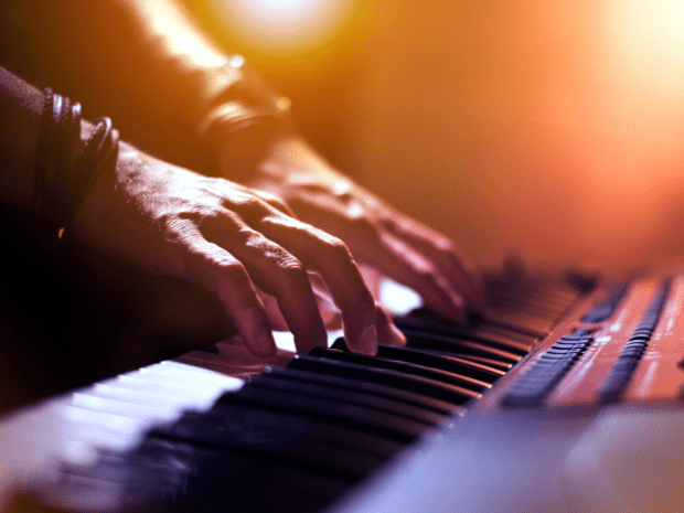 Photo of a keyboard piano player